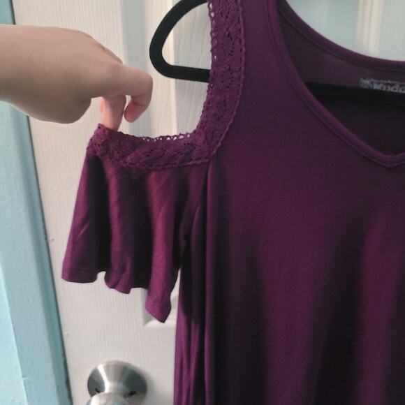 Mudd Womens Sz XXS Purple Cold Shoulder Flutter Sleeve Top - Picture 3 of 4